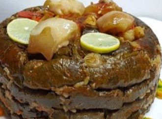 طريقة عمل طاجن ورق العنب بالكوارع.. أساسية بعد الفتة فى العيد