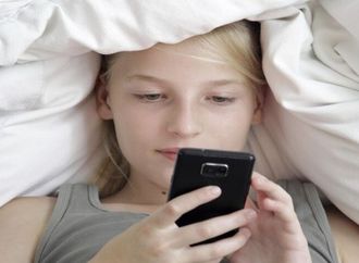 أخصائي أورام يوضح حقيقة مخاطر وضع الهاتف تحت الوسادة