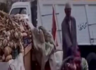 بائع خضار يرمي بضاعته على الأرض بعد إزالة فرشته في مشهد يثير التفاعل