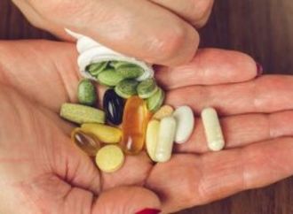 لماذا تظهر أعراض نقص الفيتامينات على الوجه والشعر؟