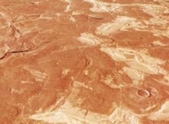 صور مركبة فضائية تُظهر رمادًا بركانيًا قديمًا يتطاير عبر سطح المريخ