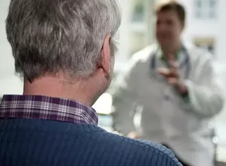 استشاري باطنة يحذر من التشخيص الذاتي عبر الإنترنت: لا يُغني عن الطبيب