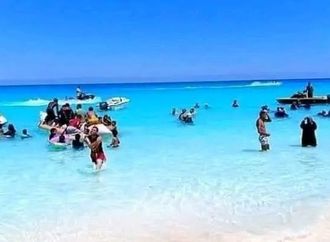 بعد غلقها 4 أيام.. تحسن نسبي للبحر وعودة الإقبال على شواطئ مطروح