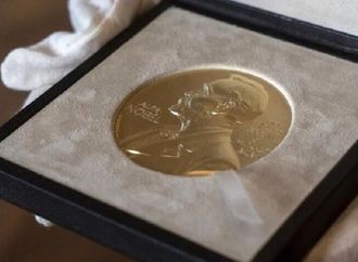 لجنة نوبل تحسم الجدل بعد عرض ماتشادو تسليم جائزتها لترامب