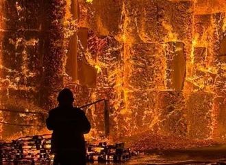 النيران تواصل اشتعالها داخل مصنع كرتون بالعبور.. والحماية المدنية تكثف جهودها للسيطرة على الحريق