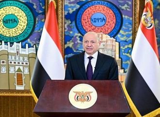 اليمن.. العليمي يعلن نجاح استلام المعسكرات ويوجه بإجراءات عاجلة لتعزيز الأمن والاستقرار