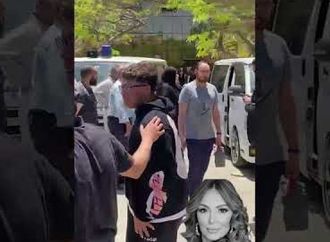 بكاء بين الحضور لحظة وصول جثمان سهام جلال للصلاة عليها