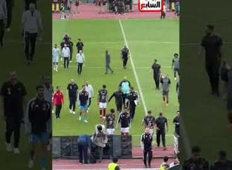 احمد عيد يعتذر لمحمود ممدوح وزيزو يمنح تعليمات لبن شرقى اثناء توجه اللاعبين إلى غرفة خلع الملابس