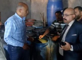 غلق وتشميع مصنع مخللات مخالف بسمالوط ومصادرة 34 طنا غير صالحة للاستهلاك