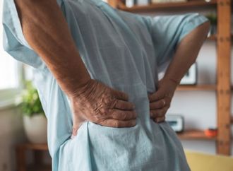 علاج غير دوائي يخفف آلام الظهر المزمنة