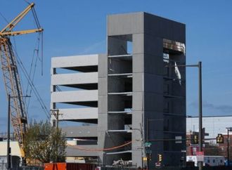 قتيل ومفقودين إثر انهيار سقف في مرآب سيارات بفيلادلفيا الأمريكية