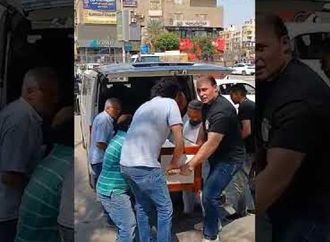 وصول جثمان الفنان أحمد جلال عبد القوي لأداء صلاة الجنازة بحضور المقربين