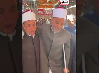 مستندًا على عكاز بعد حادث شيخ بالأزهر يشارك في صلح القودة بقنا