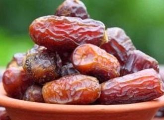 ماذا يحدث لجسمك عند تناول التمر يوميا في الشتاء؟