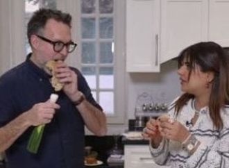 شاهد ردة فعل السفير الكندى بعد أول لقمة فسيخ بالبصل الأخضر