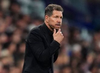 سيميوني يرد على شكوى برشلونة: معتادون على هذه الأمور في مدريد