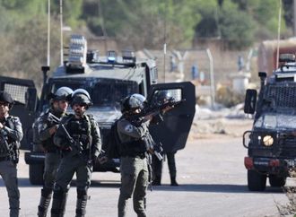 إسرائيل تطلق الغاز المسيل للدموع على تلاميذ بالضفة منعهم مستوطنون من الدراسة