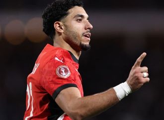 خطف الأنظار.. تصرف "لافت" من عمر مرموش مع لاعب ساحل العاج