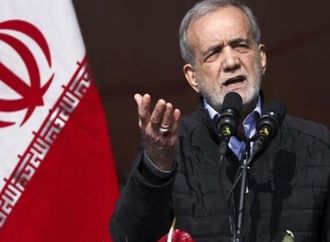 بزشكيان لماكرون: مستعدون لمواصلة الحوار ضمن الأطر الدولية ونحذر من تداعيات تهديد مضيق هرمز