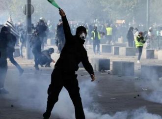 الشرطة الفرنسية تطلق قنابل مسيلة للدموع على محتجين في ليون