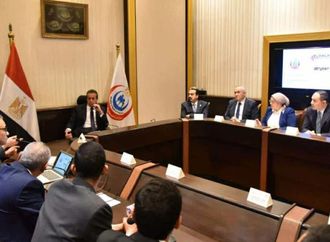 وزير الصحة يبحث إدخال الروبوتات الجراحية والذكاء الاصطناعي في جراحات العظام