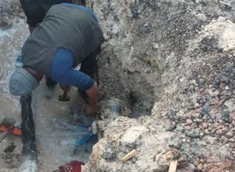 رئيس حي غرب الإسكندرية تتابع أعمال إصلاح كسر مفاجئ بماسورة مياه الشرب في شارع المكس