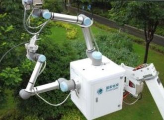 روبوت صينى ينجح فى إصلاح خط كهرباء بجهد 10 كيلوفولت