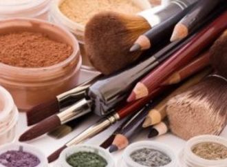 هل مستحضرات التجميل تضر بصحة الجلد.. خطوات لحماية بشرتك من الأخطاء الشائعة