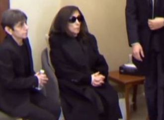 فيروز تتلقى عزاء ابنها هلى الرحبانى وابنتها ريما ترافقها