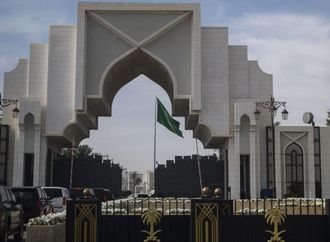 أمير سعودي يرد على مهاجمة نظام الحكم في المملكة ومقارنته بأنظمة أخرى