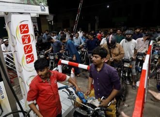 باكستان تخفض أسعار البنزين وتدعم مواطنيها وسط التحديات الاقتصادية