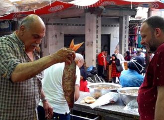 رغم قوة رائحته.. لماذا يأكل المصريون "الفسيخ" في شم النسيم؟