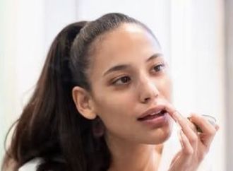 وصفات طبيعية للعناية بالشفاه في الشتاء.. ترطيب وتفتيح بخطوات سهلة