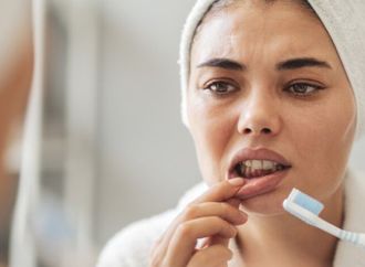 حلوى مبتكرة قد تدعم صحة الفم وتساعد في الوقاية من أمراض اللثة