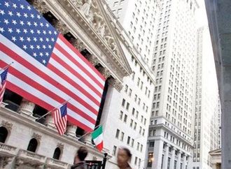 وظائف قوية تدعم الاقتصاد الأميركي.. والدولار يقفز وسط توقعات برفع الفائدة