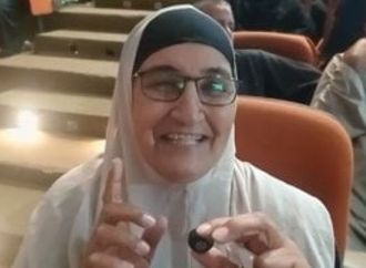 قلب الأم.. خسرت قرعة الحج وابنها ومراته كسبوا.. شاهد ماذا فعلت؟ (فيديو)