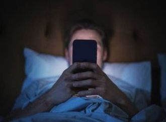 يصف المشكلات الصحية الناتجة عن الشاشات.. ماذا تعرف عن مصطلح "جسد الهاتف"