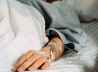 سابقة عالمية: علاج واحد يشفي امرأة من 3 أمراض مناعية مميتة بعد عقد من المعاناة