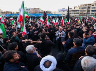 آلاف الإيرانيين يشاركون في تأبين المرشد الأعلى الراحل خامنئي