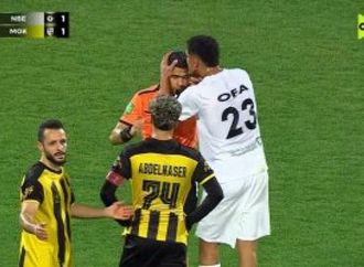 لاعب البنك الأهلى يقبل رأس الحكم بعد احتساب الهدف الثانى أمام المقاولون.. صور