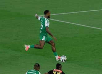 الأهلي يفجر غضبه في شباك الرياض