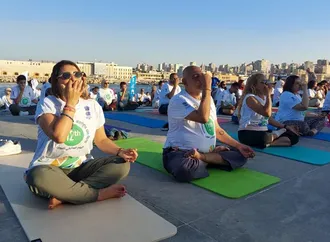 سفارة الهند تحتفل باليوم العالمي لليوجا أمام قلعة قايتباي بالإسكندرية - فيديو وصور