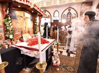 لحن فرعوني و400 سجدة.. الكنائس تقيم صلوات الجمعة العظيمة