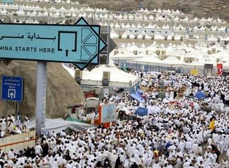 الحجاج يستقرون في منى أكبر مدينة خيام في العالم