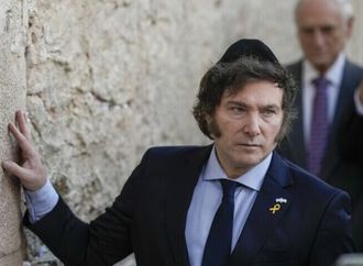 القناة 12: تجميد نقل السفارة الأرجنتينية إلى القدس بسبب أزمة نفط جزر فوكلاند