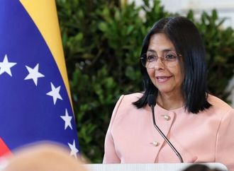 فنزويلا تواجه "العدوان الأمريكي" دبلوماسيا وتسعى لاستئناف علاقاتها مع واشنطن