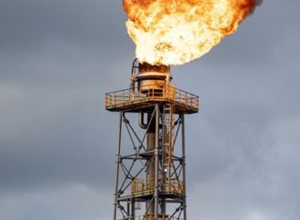 النفط يصعد مدفوعا بالإغلاق المستمر لمضيق هرمز