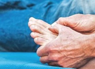 علامات على اليد والقدم تدل على الإصابة بالنقرس.. طرق العلاج 