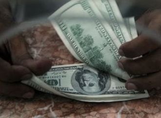 الدولار يحافظ على استقراره أمام الجنيه.. أسعار الأخضر بالبنوك اليوم