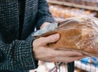 خدى بالك.. أخصائية تغذية تكشف سر لون الخبز البنى فى بعض المتاجر